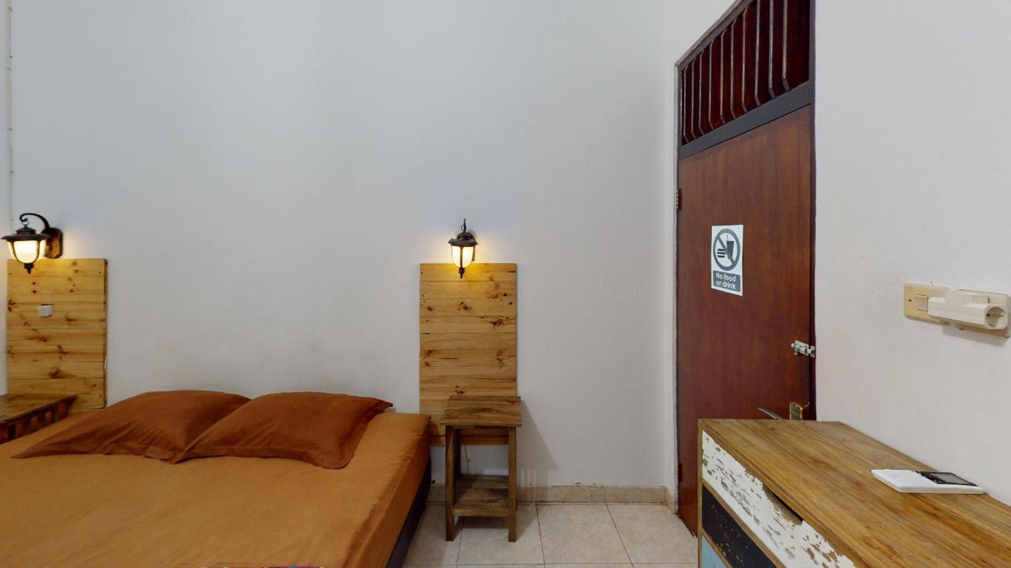 Wood Stone Hostel Yogyakarta Exterior photo