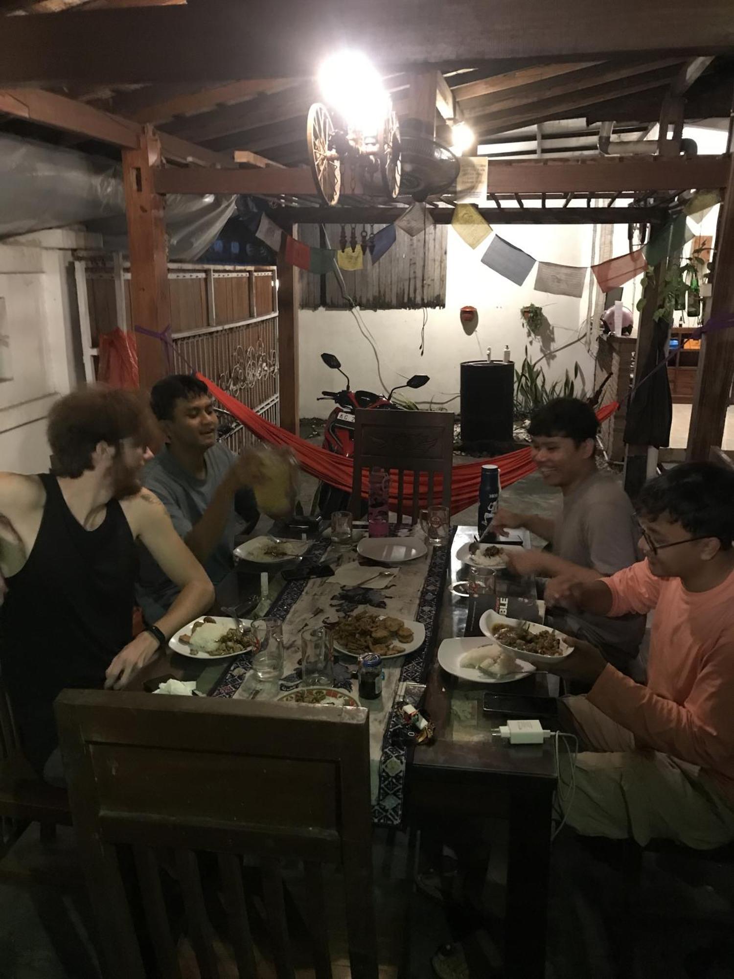 Wood Stone Hostel Yogyakarta Exterior photo