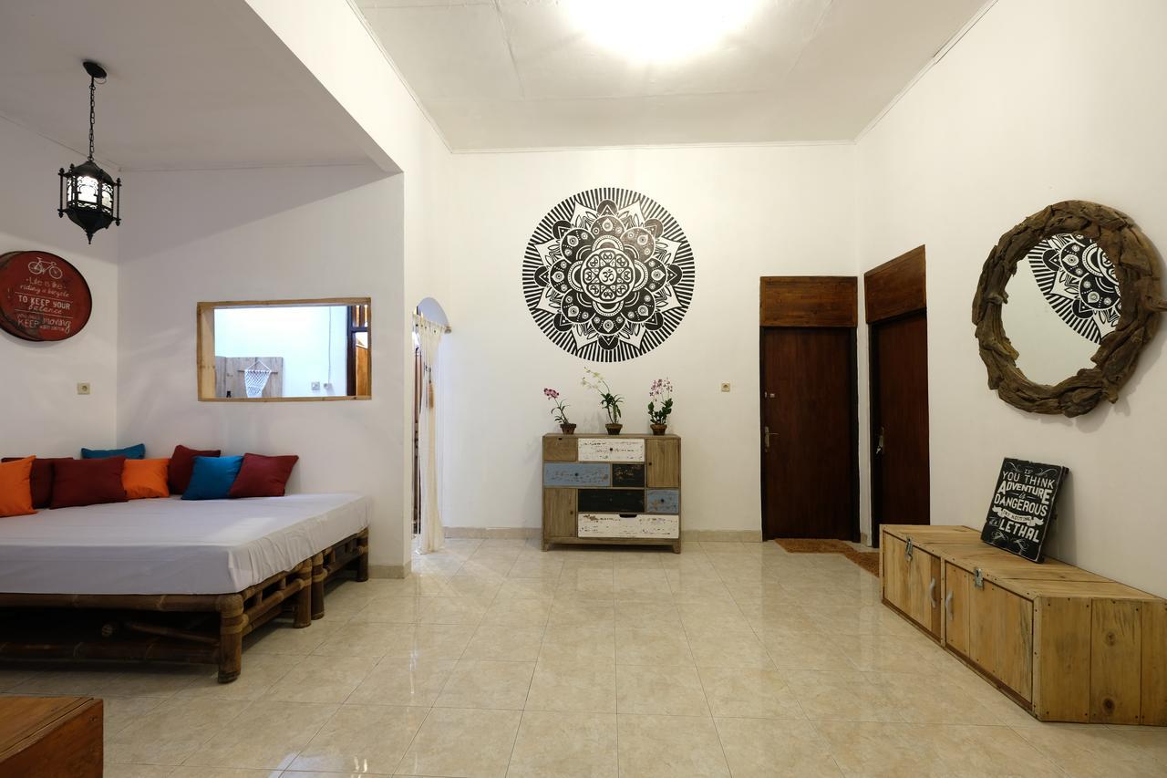 Wood Stone Hostel Yogyakarta Exterior photo