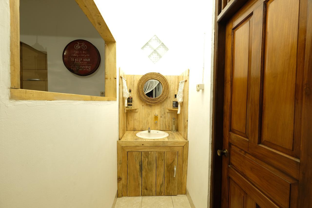 Wood Stone Hostel Yogyakarta Exterior photo
