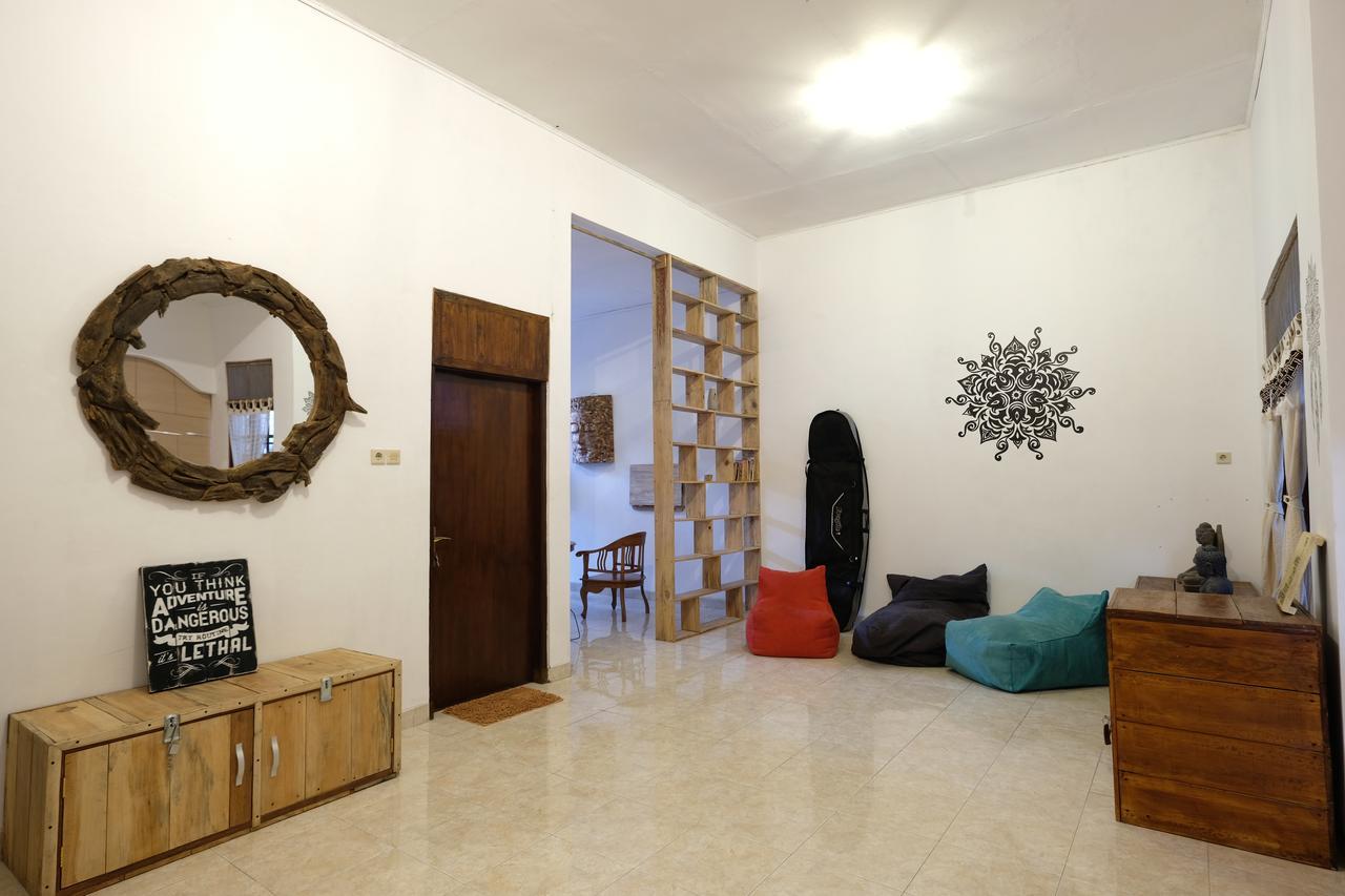 Wood Stone Hostel Yogyakarta Exterior photo