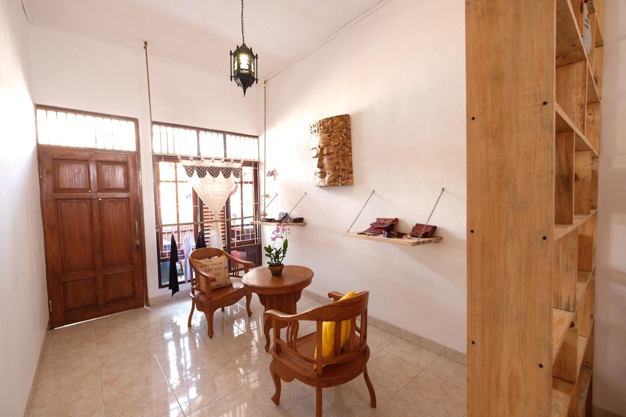 Wood Stone Hostel Yogyakarta Exterior photo